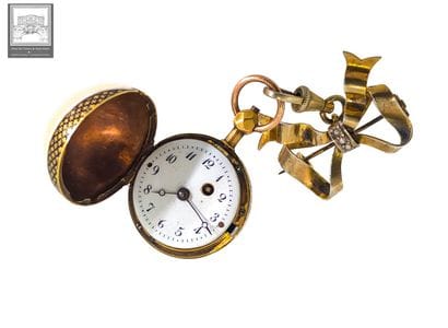 Montre boule de col en or 18K 750/°°°
Ouvrant...