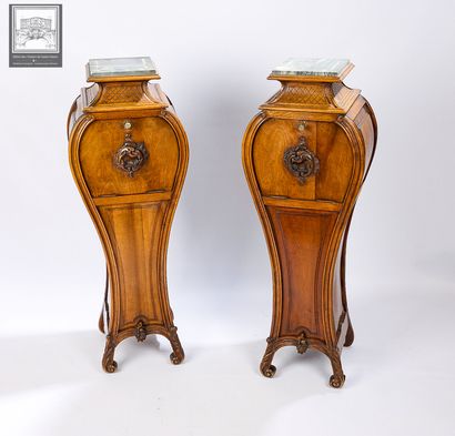 Paire de selettes
Style Louis XV
Bois sculpté
Dessus...