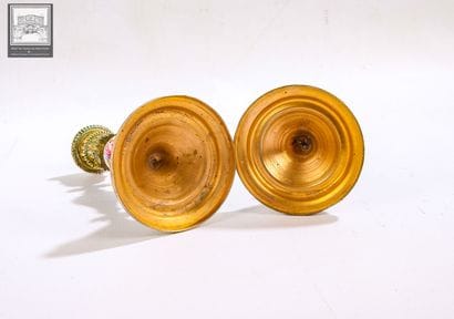 Paire de flambeaux,
 bronze doré et procelaine...