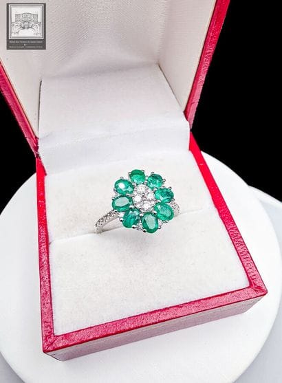 Bague Marguerite en or blanc 750°/.(18K)...