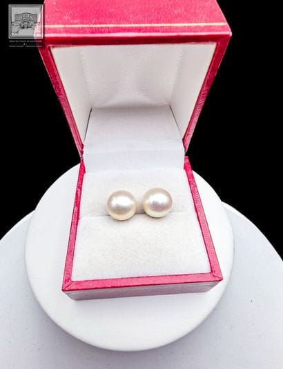 Paire de clous d'oreilles en or de deux perles...