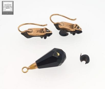 Paire de boucles d'oreille en or 18K 750/°°°
Sertie...