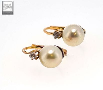 Paire de boucles d'oreille en or 18K 750/°°°
Sertie...