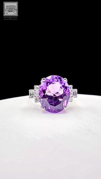 750°/ (18K) white gold ring weighing 4.35...