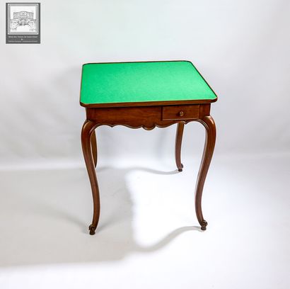 Petit table à jeux en noyer 
Fin XIXème siècle
Ouvrant...