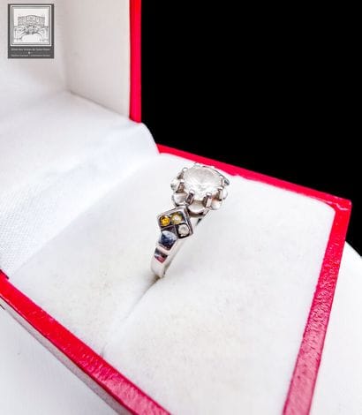 Bague
Or gris 
750/°°° Poinçon tête d'aigle
Sertie...