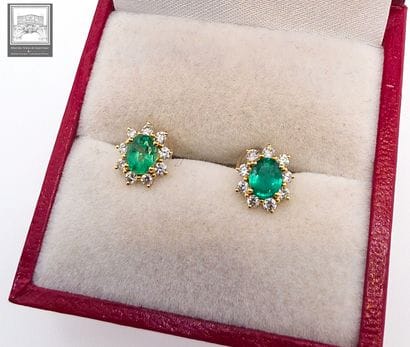 Pair of Marguerite earrings in 750°/ (18K)...