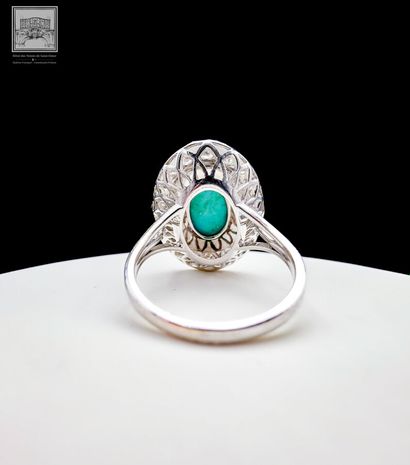Bague cocktail de forme ovale en or gris...