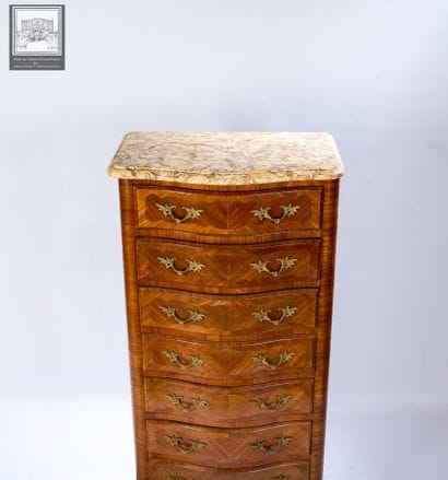 Semainier
Style Louis XV
Bois 
Ouvrant par...