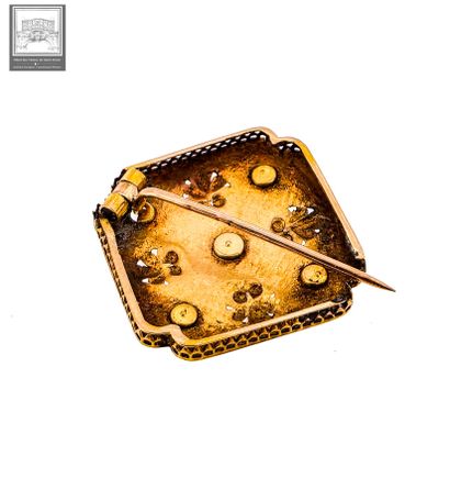 Broche en or 18K 750/°°°
Poinçon tête d'aigle
Sertie...