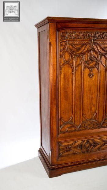 Meuble Néo-gothique 
Ouvrant par une porte...