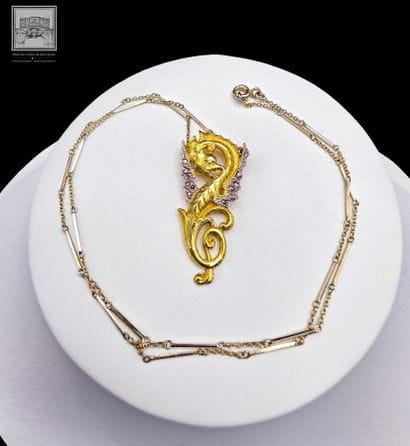 Necklace + pendant with dragon design 
750/°°°...