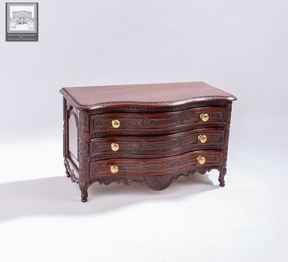 Petite commode de maîtrise 
Amarante massif...
