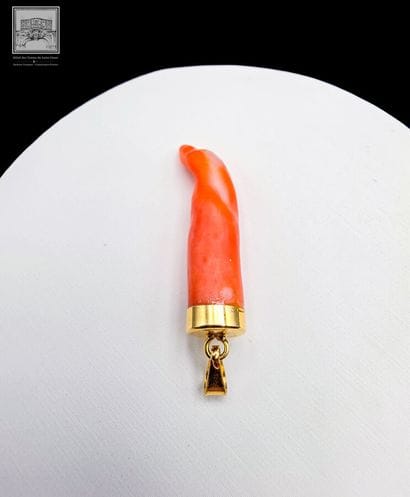 Pendentif sertie de corail
or jaune18K 750/°°°
Ht....