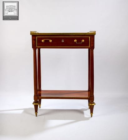 PETITE CONSOLE-DESSERTE D'ÉPOQUE LOUIS XVI
En...