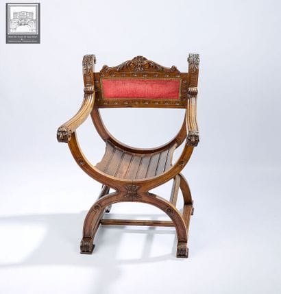 Fauteuil curule ou Dagobert 
Bois sculpté...