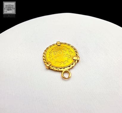 Petite médaille ornée d'une pièce de 2 pesos...