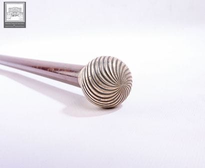 Canne avec pommeau en argent 800/°°°
Poinçon...