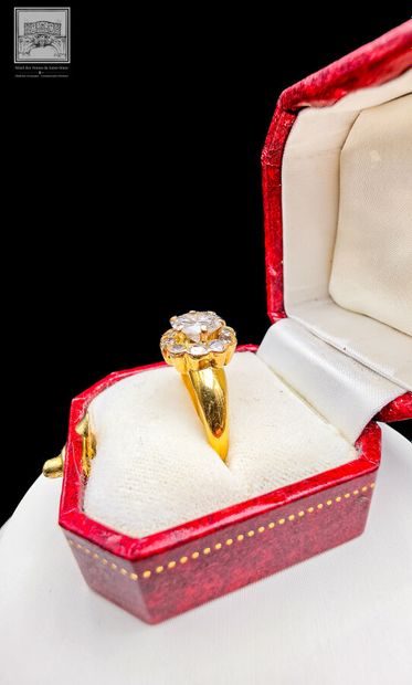 Bague en or jaune 18K 
Sertie au centre d'un...