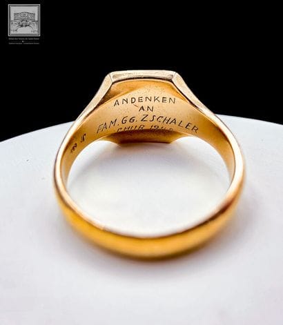 Men's signet ring
Yellow gold 
18K 750/°°°
Marked...