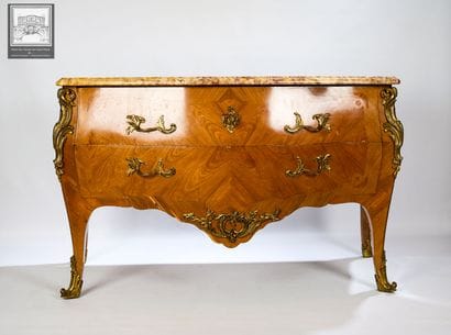 Commode 
Style Louis XV
Bois 
Décor de frisage...
