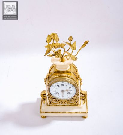 Pendule borne de style Louis XVI
Marbre blanc...