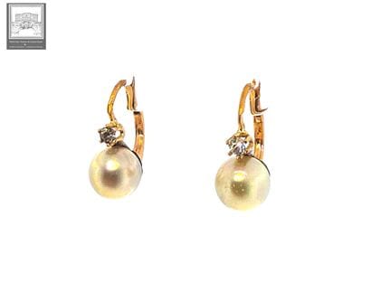 Paire de boucles d'oreille en or 18K 750/°°°
Sertie...