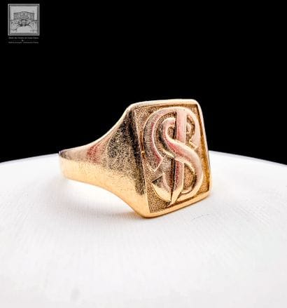 Men's signet ring
Yellow gold 
18K 750/°°°
Marked...
