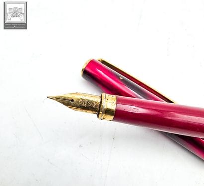 SAILOR
Stylo plume
Plume en or jaune 18K
Corps...