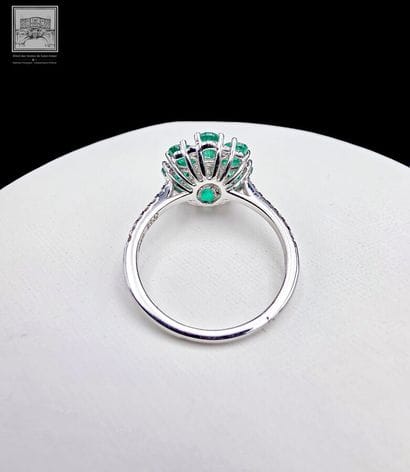 Bague Marguerite en or blanc 750°/.(18K)...