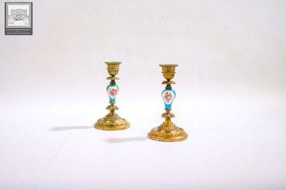 Paire de flambeaux,
 bronze doré et procelaine...