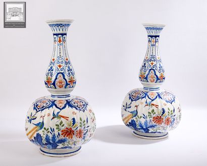 DELFT, dans le goût de, 
Paire de vases bouteille
Faïence...