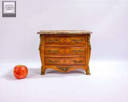 Boîte à bijoux en forme de commode de style...