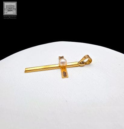 Pendentif en forme de croix
or jaune18K 750/°°°
Poinçon...