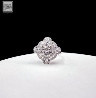 Bague de style Art Déco en or blanc 750°/.(18K)...