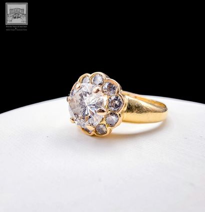 Bague en or jaune 18K 
Sertie au centre d'un...