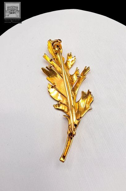 Brooch with feather design
18K yellow gold...