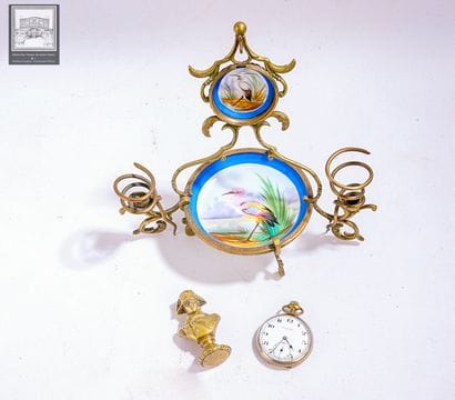 Porte-montre en bronze et porcelaine 
Epoque...