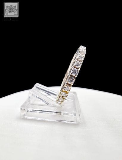 Bague alliance américaine
en or gris 18K...