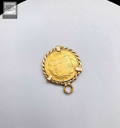 Petite médaille ornée d'une pièce de 2 pesos...