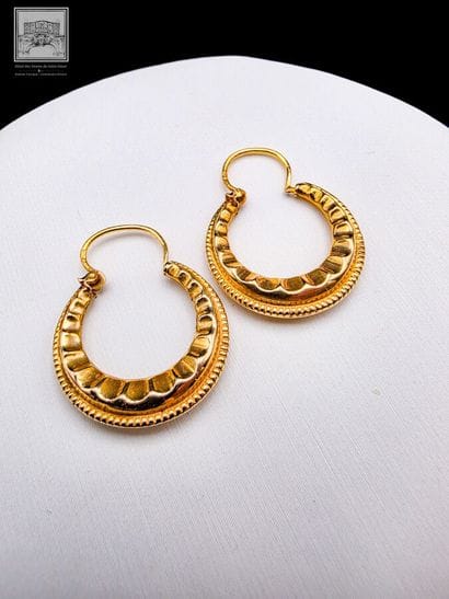 Paire de boucles d'oreille en or jaune 18K...