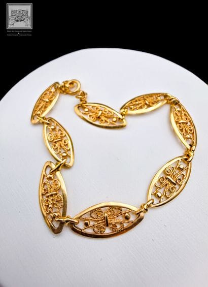 Small bracelet with openwork olive-shaped...