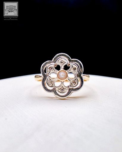 Bague sertie d'une perle au centre et de...