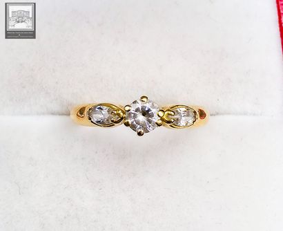 Bague 
or jaune 18K 750/°°°
Sertie de 3 pierres...