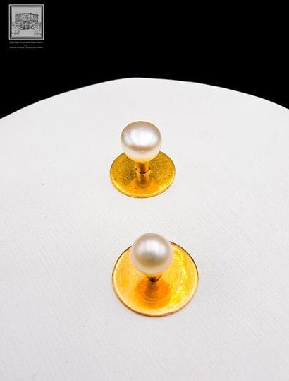 Paire de boutons de col
Or jaune 18K 750/°°°...