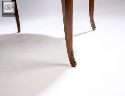 Table basse ronde
Style Louis XV
Garniture...