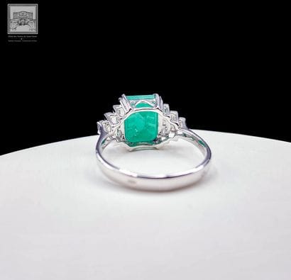 Bague de style Art Déco en or blanc 750°/.(18K)...