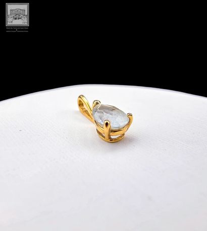 Pendentif sertie d'une aigue marine en forme...