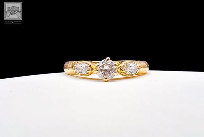 Bague 
or jaune 18K 750/°°°
Sertie de 3 pierres...