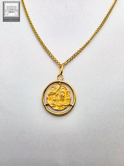 Chaîne + pendentif en or jaune 18K 750/°°°
Poinçon...
